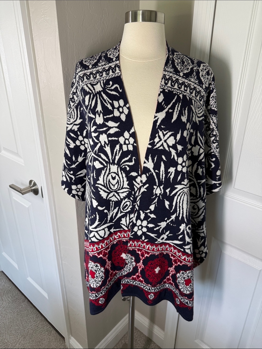Chicos navy blue, red, and white cotton and silk knit kimono shrug